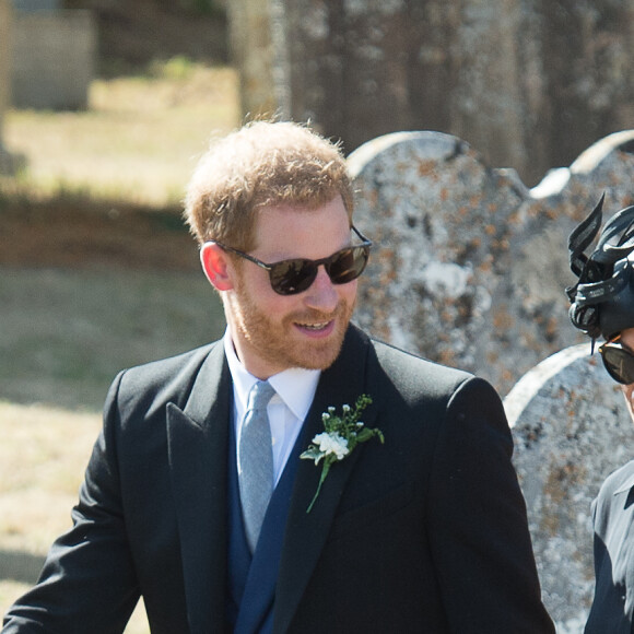 Le prince Harry, duc de Sussex, et Meghan Markle, duchesse de Sussex, au mariage de Charlie Van Straubanzee et Daisy Jenks en l'église Saint-Marie-La-Vierge à Frensham, le 4 août 2018.