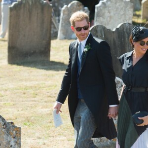 Le prince Harry, duc de Sussex, et Meghan Markle, duchesse de Sussex, au mariage de Charlie Van Straubanzee et Daisy Jenks en l'église Saint-Marie-La-Vierge à Frensham, le 4 août 2018.