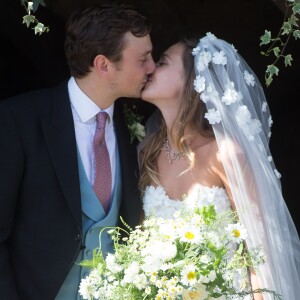 Charlie Van Straubanzee et sa femme Daisy Jenks lors de leur mariage à l'église Sainte-Marie-La-Vierge à Frensham, le 4 août 2018.