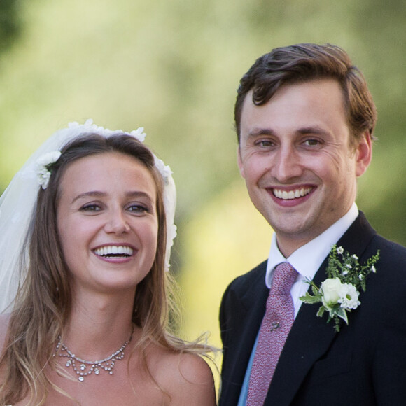 Charlie Van Straubanzee et sa femme Daisy Jenks lors de leur mariage à l'église Sainte-Marie-La-Vierge à Frensham, le 4 août 2018.