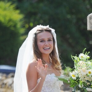 Charlie Van Straubanzee et sa femme Daisy Jenks lors de leur mariage à l'église Sainte-Marie-La-Vierge à Frensham, le 4 août 2018.