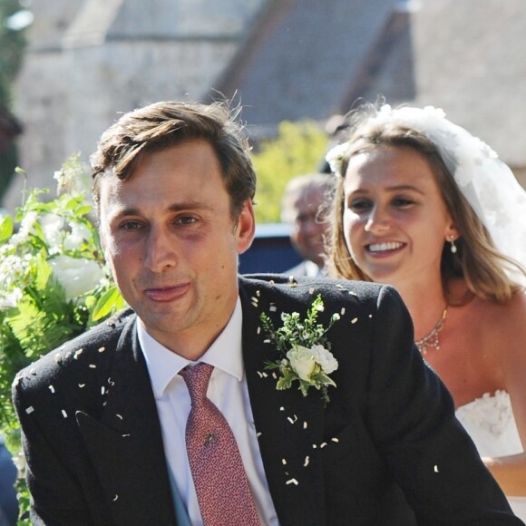 Charlie Van Straubanzee et sa femme Daisy Jenks lors de leur mariage à l'église Sainte-Marie-La-Vierge à Frensham, le 4 août 2018.