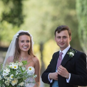 Charlie Van Straubanzee et sa femme Daisy Jenks lors de leur mariage à l'église Sainte-Marie-La-Vierge à Frensham, le 4 août 2018.