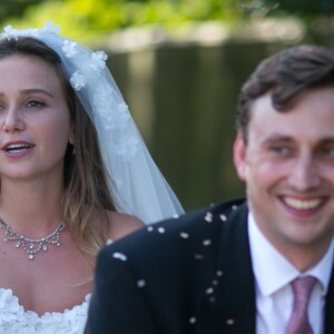 Charlie Van Straubanzee et sa femme Daisy Jenks lors de leur mariage à l'église Sainte-Marie-La-Vierge à Frensham, le 4 août 2018.