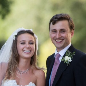 Charlie Van Straubanzee et sa femme Daisy Jenks lors de leur mariage à l'église Sainte-Marie-La-Vierge à Frensham, le 4 août 2018.