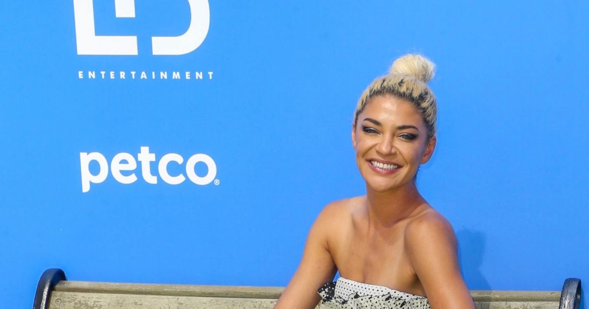 Jessica Szohr à la première de Dog Days au Atrium à Westfield Century