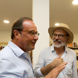 Exclusif - Jean-Pierre Darroussin, François Hollande - François Hollande est venu dédicacer son livre "Les Leçons du pouvoir" avec sa compagne Julie Gayet à la librairie du Centre à Saint-Cyr-sur-Mer, le 5 août 2018. François Hollande est venu dédicacer son livre dans cette librairie après avoir reçu une lettre très touchante des propriétaires. Après presque de 4 heures de dédicace, ils ont fait une traversée du village remarquée avec les militants socialistes avec qui François Hollande s'est entretenu, évoquant avec eux le contexte politique actuel. © Franz Chavaroche / Nice Matin / Bestimage