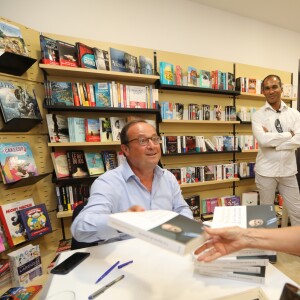 Exclusif - François Hollande est venu dédicacer son livre "Les Leçons du pouvoir" avec sa compagne Julie Gayet à la librairie du Centre à Saint-Cyr-sur-Mer, le 5 août 2018. François Hollande est venu dédicacer son livre dans cette librairie après avoir reçu une lettre très touchante des propriétaires. Après presque de 4 heures de dédicace, ils ont fait une traversée du village remarquée avec les militants socialistes avec qui François Hollande s'est entretenu, évoquant avec eux le contexte politique actuel. © Franz Chavaroche / Nice Matin / Bestimage