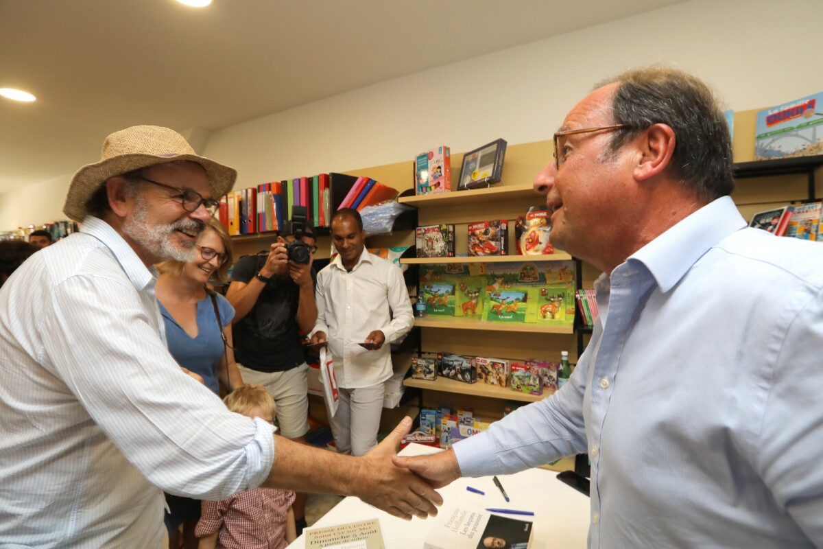 Photo : Exclusif - Jean-Pierre Darroussin, son fils Vincent, François  Hollande - François Hollande est venu dédicacer son livre Les Leçons du  pouvoir avec sa compagne Julie Gayet à la librairie du