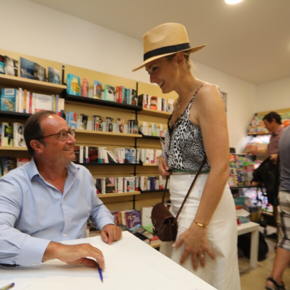 Exclusif - François Hollande est venu dédicacer son livre "Les Leçons du pouvoir" avec sa compagne Julie Gayet à la librairie du Centre à Saint-Cyr-sur-Mer, le 5 août 2018. François Hollande est venu dédicacer son livre dans cette librairie après avoir reçu une lettre très touchante des propriétaires. Après presque de 4 heures de dédicace, ils ont fait une traversée du village remarquée avec les militants socialistes avec qui François Hollande s'est entretenu, évoquant avec eux le contexte politique actuel. © Franz Chavaroche / Nice Matin / Bestimage