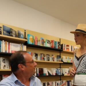 Exclusif - François Hollande est venu dédicacer son livre "Les Leçons du pouvoir" avec sa compagne Julie Gayet à la librairie du Centre à Saint-Cyr-sur-Mer, le 5 août 2018. François Hollande est venu dédicacer son livre dans cette librairie après avoir reçu une lettre très touchante des propriétaires. Après presque de 4 heures de dédicace, ils ont fait une traversée du village remarquée avec les militants socialistes avec qui François Hollande s'est entretenu, évoquant avec eux le contexte politique actuel. © Franz Chavaroche / Nice Matin / Bestimage