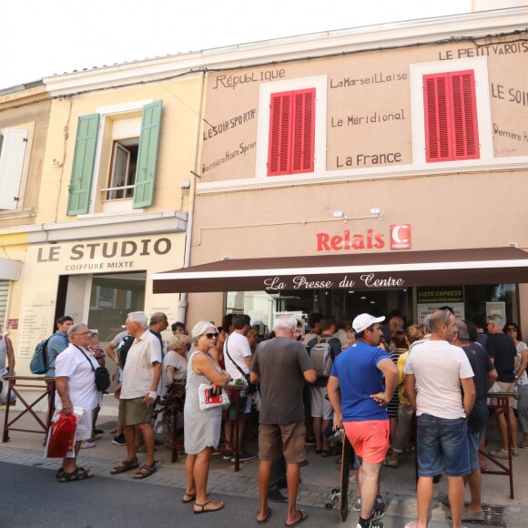 Exclusif - François Hollande est venu dédicacer son livre "Les Leçons du pouvoir" avec sa compagne Julie Gayet à la librairie du Centre à Saint-Cyr-sur-Mer, le 5 août 2018. François Hollande est venu dédicacer son livre dans cette librairie après avoir reçu une lettre très touchante des propriétaires. Après presque de 4 heures de dédicace, ils ont fait une traversée du village remarquée avec les militants socialistes avec qui François Hollande s'est entretenu, évoquant avec eux le contexte politique actuel. © Franz Chavaroche / Nice Matin / Bestimage