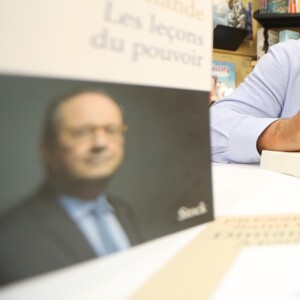 Exclusif - François Hollande est venu dédicacer son livre "Les Leçons du pouvoir" avec sa compagne Julie Gayet à la librairie du Centre à Saint-Cyr-sur-Mer, le 5 août 2018. François Hollande est venu dédicacer son livre dans cette librairie après avoir reçu une lettre très touchante des propriétaires. Après presque de 4 heures de dédicace, ils ont fait une traversée du village remarquée avec les militants socialistes avec qui François Hollande s'est entretenu, évoquant avec eux le contexte politique actuel. © Franz Chavaroche / Nice Matin / Bestimage