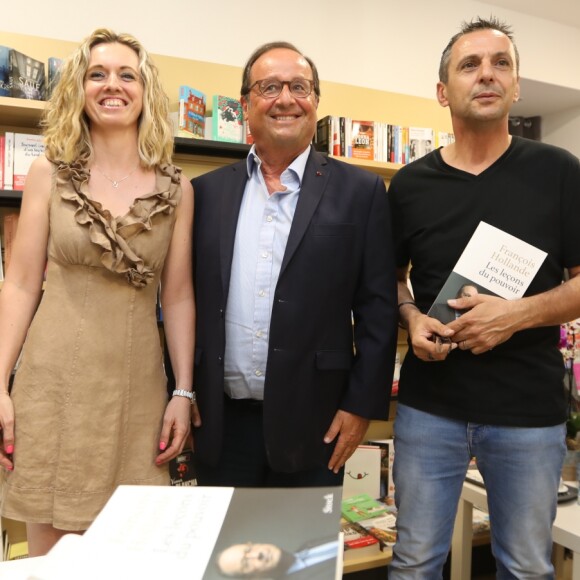 Exclusif - François Hollande est venu dédicacer son livre "Les Leçons du pouvoir" avec sa compagne Julie Gayet à la librairie du Centre à Saint-Cyr-sur-Mer, le 5 août 2018. François Hollande est venu dédicacer son livre dans cette librairie après avoir reçu une lettre très touchante des propriétaires. Après presque de 4 heures de dédicace, ils ont fait une traversée du village remarquée avec les militants socialistes avec qui François Hollande s'est entretenu, évoquant avec eux le contexte politique actuel. © Franz Chavaroche / Nice Matin / Bestimage