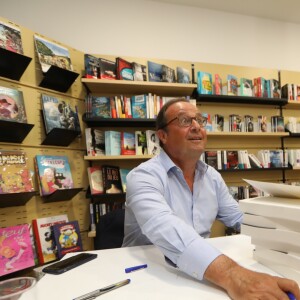 Exclusif - François Hollande est venu dédicacer son livre "Les Leçons du pouvoir" avec sa compagne Julie Gayet à la librairie du Centre à Saint-Cyr-sur-Mer, le 5 août 2018. François Hollande est venu dédicacer son livre dans cette librairie après avoir reçu une lettre très touchante des propriétaires. Après presque de 4 heures de dédicace, ils ont fait une traversée du village remarquée avec les militants socialistes avec qui François Hollande s'est entretenu, évoquant avec eux le contexte politique actuel. © Franz Chavaroche / Nice Matin / Bestimage