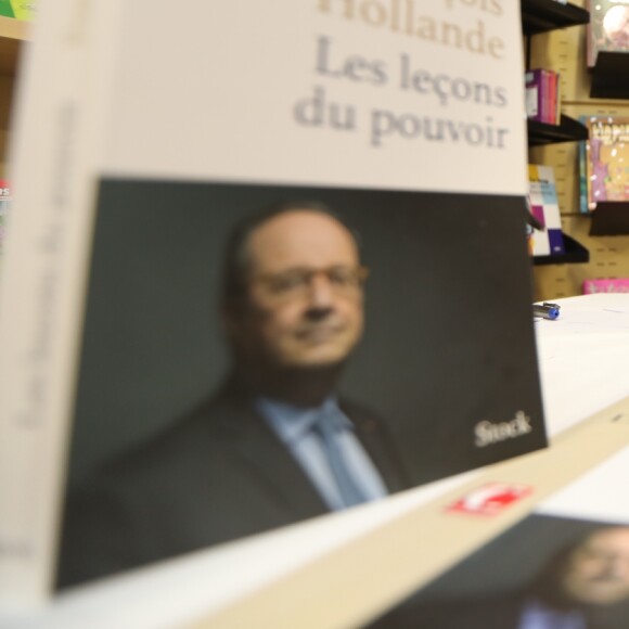 Exclusif - François Hollande est venu dédicacer son livre "Les Leçons du pouvoir" avec sa compagne Julie Gayet à la librairie du Centre à Saint-Cyr-sur-Mer, le 5 août 2018. François Hollande est venu dédicacer son livre dans cette librairie après avoir reçu une lettre très touchante des propriétaires. Après presque de 4 heures de dédicace, ils ont fait une traversée du village remarquée avec les militants socialistes avec qui François Hollande s'est entretenu, évoquant avec eux le contexte politique actuel. © Franz Chavaroche / Nice Matin / Bestimage