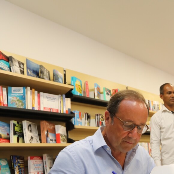 Exclusif - François Hollande est venu dédicacer son livre "Les Leçons du pouvoir" avec sa compagne Julie Gayet à la librairie du Centre à Saint-Cyr-sur-Mer, le 5 août 2018. François Hollande est venu dédicacer son livre dans cette librairie après avoir reçu une lettre très touchante des propriétaires. Après presque de 4 heures de dédicace, ils ont fait une traversée du village remarquée avec les militants socialistes avec qui François Hollande s'est entretenu, évoquant avec eux le contexte politique actuel. © Franz Chavaroche / Nice Matin / Bestimage