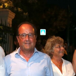 Exclusif - Roland Bruno (maire de Ramatuelle), François Hollande, Jacqueline Franjou, Julie Gayet et Michel Boujenah - Festival de Ramatuelle - Pièce ART de Y. Reza le 4 août 2018. © Luc Boutria / Nice Matin / Bestimage