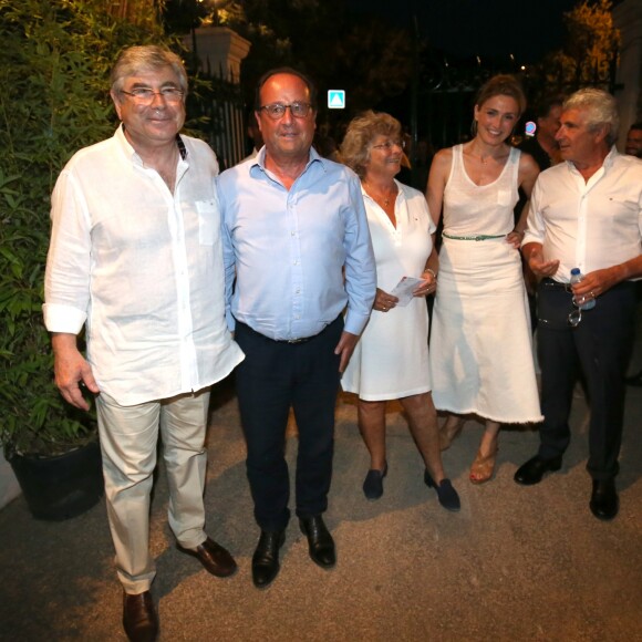 Exclusif - Roland Bruno (maire de Ramatuelle), François Hollande, Jacqueline Franjou, Julie Gayet et Michel Boujenah - Festival de Ramatuelle - Pièce ART de Y. Reza le 4 août 2018. © Luc Boutria / Nice Matin / Bestimage