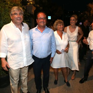 Exclusif - Roland Bruno (maire de Ramatuelle), François Hollande, Jacqueline Franjou, Julie Gayet et Michel Boujenah - Festival de Ramatuelle - Pièce ART de Y. Reza le 4 août 2018. © Luc Boutria / Nice Matin / Bestimage