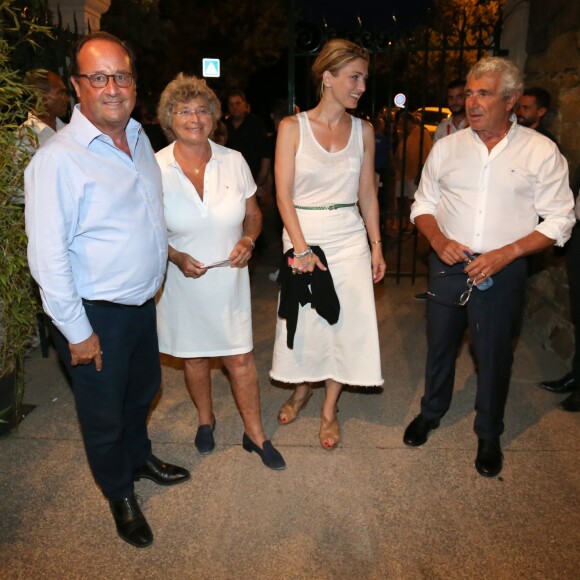 Exclusif - Roland Bruno (maire de Ramatuelle), François Hollande, Jacqueline Franjou, Julie Gayet et Michel Boujenah - Festival de Ramatuelle - Pièce ART de Y. Reza le 4 août 2018. © Luc Boutria / Nice Matin / Bestimage