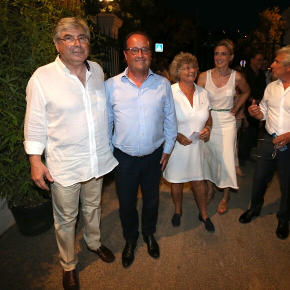 Exclusif - Roland Bruno (maire de Ramatuelle), François Hollande, Jacqueline Franjou, Julie Gayet et Michel Boujenah - Festival de Ramatuelle - Pièce ART de Y. Reza le 4 août 2018. © Luc Boutria / Nice Matin / Bestimage