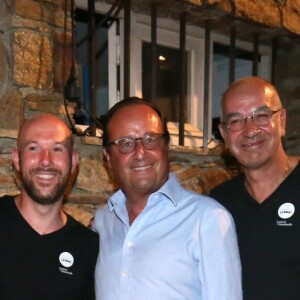 Exclusif - François Hollande pose avec des membres du festival - Festival de Ramatuelle - Pièce ART de Y. Reza le 4 août 2018. © Luc Boutria / Nice Matin / Bestimage