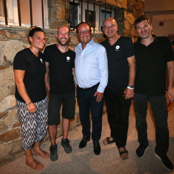 Exclusif - François Hollande pose avec des membres du festival - Festival de Ramatuelle - Pièce ART de Y. Reza le 4 août 2018. © Luc Boutria / Nice Matin / Bestimage