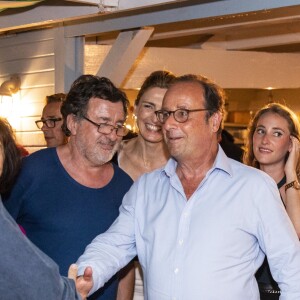 Exclusif - François Hollande et Julie Gayet saluant les acteurs au restaurant après la représentation - Festival de Ramatuelle - Pièce ART de Y. Reza le 4 août 2018. Un dîner était donné à l'issue de la représentation. © Cyril Bruneau / Festival de Ramatuelle / Bestimage