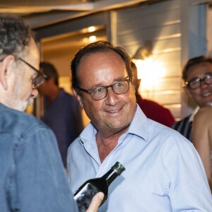 Exclusif - François Hollande et Julie Gayet saluant les acteurs au restaurant après la représentation - Festival de Ramatuelle - Pièce ART de Y. Reza le 4 août 2018. Un dîner était donné à l'issue de la représentation. © Cyril Bruneau / Festival de Ramatuelle / Bestimage