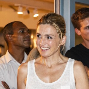 Exclusif - Alain Fromager et Julie Gayet au restaurant après la représentation - Festival de Ramatuelle - Pièce ART de Y. Reza le 4 août 2018. Un dîner était donné à l'issue de la représentation. © Cyril Bruneau / Festival de Ramatuelle / Bestimage