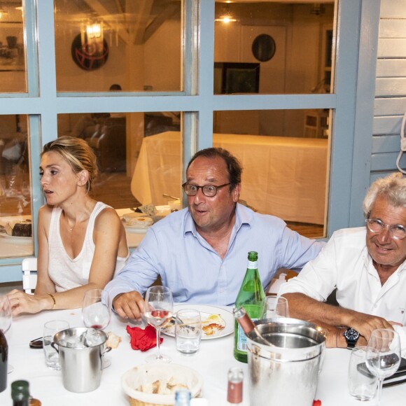 Exclusif - Jacqueline Franjou, Julie Gayet et son compagnon François Hollande et Michel Boujenah après la représentation avec les acteurs de la pièce - Festival de Ramatuelle - Pièce ART de Y. Reza le 4 août 2018. Un dîner était donné à l'issue de la représentation. © Cyril Bruneau / Festival de Ramatuelle / Bestimage