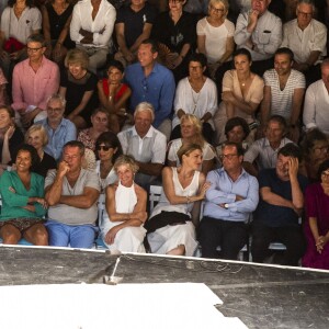 Exclusif - François Hollande et sa compagne Julie Gayet regardent la pièce ART - Festival de Ramatuelle - Pièce ART de Y. Reza le 4 août 2018. Un dîner était donné à l'issue de la représentation. © Cyril Bruneau / Festival de Ramatuelle / Bestimage