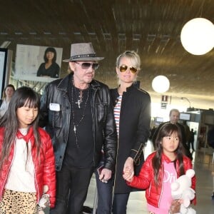 Après son 75ème concert, Johnny Hallyday repart en famille avec sa femme Laeticia et ses filles Jade et Joy à Los Angeles de l'aéroport Roissy Charles de Gaulle le 29 mars 2016. Elyette, la grand-mère de Laeticia Hallyday accompagne toute la famille.