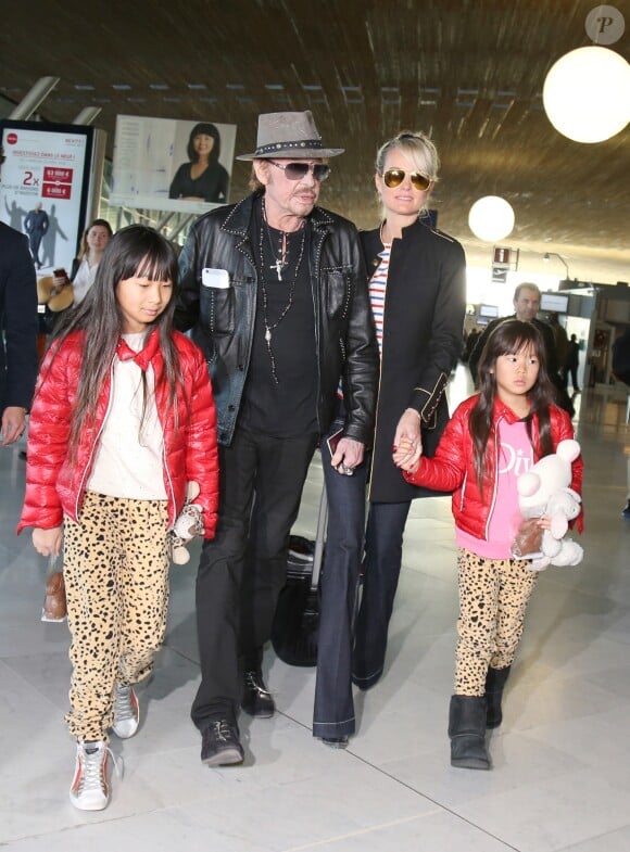Après son 75ème concert, Johnny Hallyday repart en famille avec sa femme Laeticia et ses filles Jade et Joy à Los Angeles de l'aéroport Roissy Charles de Gaulle le 29 mars 2016. Elyette, la grand-mère de Laeticia Hallyday accompagne toute la famille.