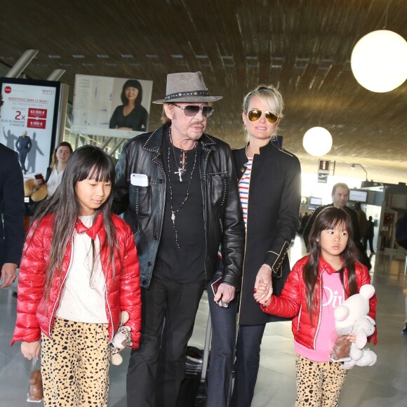 Après son 75ème concert, Johnny Hallyday repart en famille avec sa femme Laeticia et ses filles Jade et Joy à Los Angeles de l'aéroport Roissy Charles de Gaulle le 29 mars 2016. Elyette, la grand-mère de Laeticia Hallyday accompagne toute la famille.