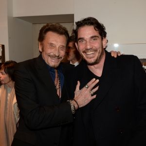 Exclusif - Johnny Hallyday et Sébastien Farran - Le joaillier Aaron Jah Stone et l'artiste Kongo ont présenté une nouvelle collection qui allie Street Art et Joaillerie chez Montaigne Market à Paris le 4 mars 2016. L’artiste Kongo a réalisé une performance en live. L’oeuvre a été offerte à l’Association « La bonne étoile » présidée par Laeticia Hallyday.