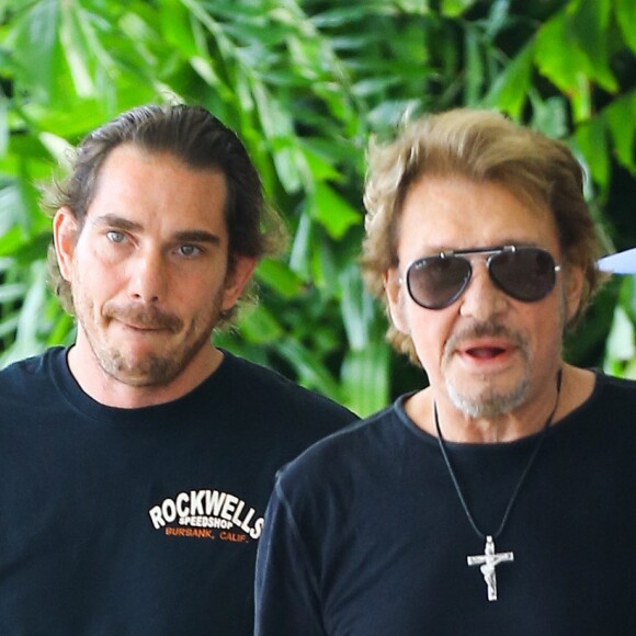 Johnny Hallyday et sa femme Laeticia quittent leur hôtel en compagnie de Sébastien Farran et du père de Laeticia, André Boudou à Miami, le 12 mai 2014.