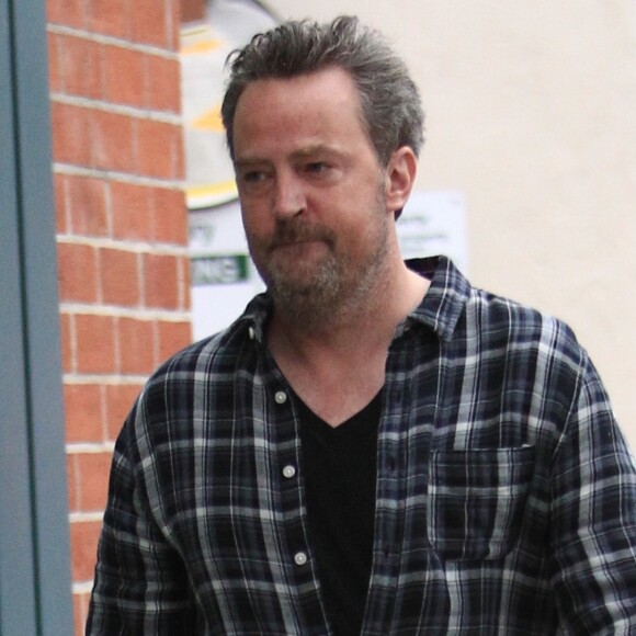 Matthew Perry à la sortie d'un centre médical à Beverly Hills, le 27 octobre 2016