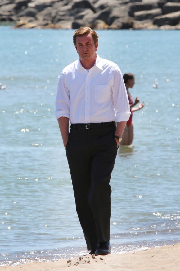 Matthew Perry (qui joue le rôle de Ted Kennedy) et Katie Holmes (Jackie Kennedy) sur le tournage du film "The Kennedys After Camelot" sur une plage à Toronto le 17 juin 2016