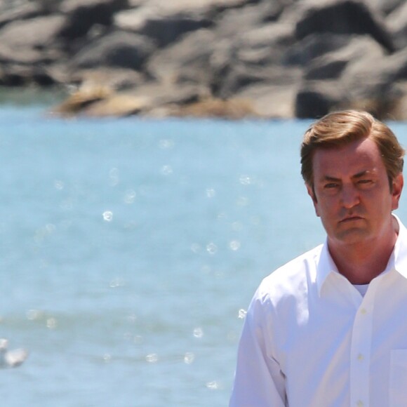 Matthew Perry (qui joue le rôle de Ted Kennedy) et Katie Holmes (Jackie Kennedy) sur le tournage du film "The Kennedys After Camelot" sur une plage à Toronto le 17 juin 2016