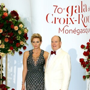 Le prince Albert II de Monaco et la princesse Charlene de Monaco arrivent à la 70e édition du gala de la Croix Rouge monégasque à Monaco le 27 juillet 2018. © Dominique Jacovides/Bestimage