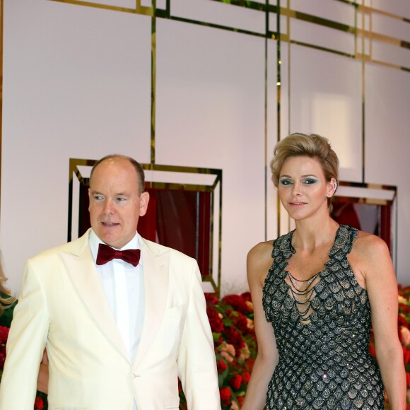 Le prince Albert II de Monaco et la princesse Charlene de Monaco arrivent à la 70e édition du gala de la Croix Rouge monégasque à Monaco le 27 juillet 2018. © Dominique Jacovides/Bestimage