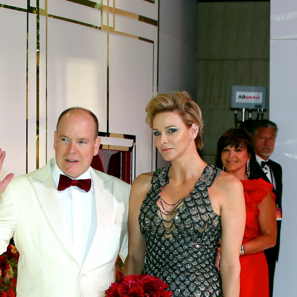 Le prince Albert II de Monaco et la princesse Charlene de Monaco arrivent à la 70e édition du gala de la Croix Rouge monégasque à Monaco le 27 juillet 2018. © Dominique Jacovides/Bestimage