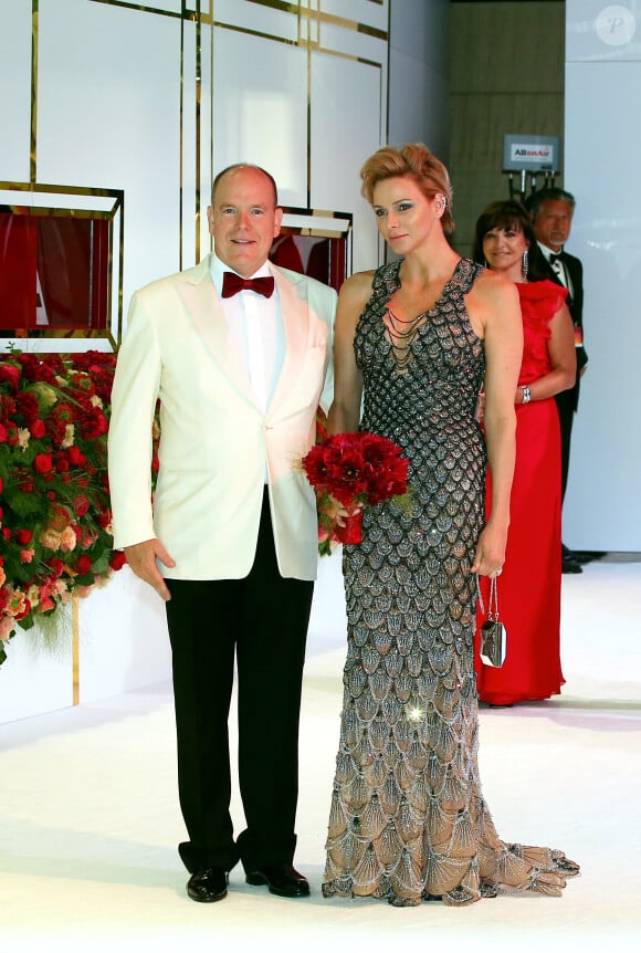 Le prince Albert II de Monaco et la princesse Charlene de Monaco arrivent à la 70e édition du gala de la Croix Rouge monégasque à Monaco le 27 juillet 2018. © Dominique Jacovides/Bestimage
