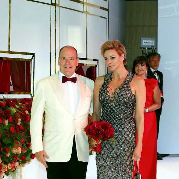 Le prince Albert II de Monaco et la princesse Charlene de Monaco arrivent à la 70e édition du gala de la Croix Rouge monégasque à Monaco le 27 juillet 2018. © Dominique Jacovides/Bestimage