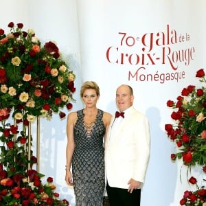 Le prince Albert II de Monaco et la princesse Charlene de Monaco arrivent à la 70e édition du gala de la Croix Rouge monégasque à Monaco le 27 juillet 2018. © Dominique Jacovides/Bestimage