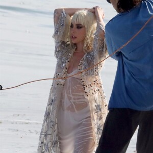 Lady Gaga lors d'une séance photo sur la plage de Malibu, le 25 juillet 2018.