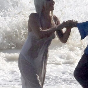 Lady Gaga lors d'une séance photo sur la plage de Malibu, le 25 juillet 2018.