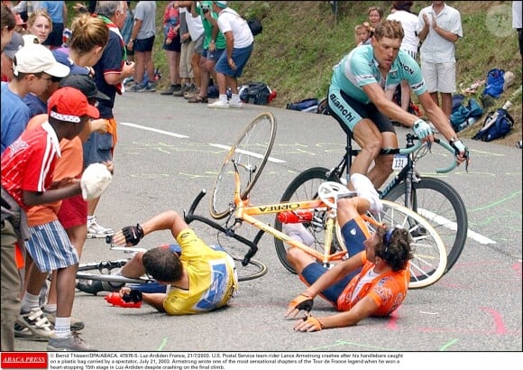 Lance Armstrong chute lors du Tour de France 2003.